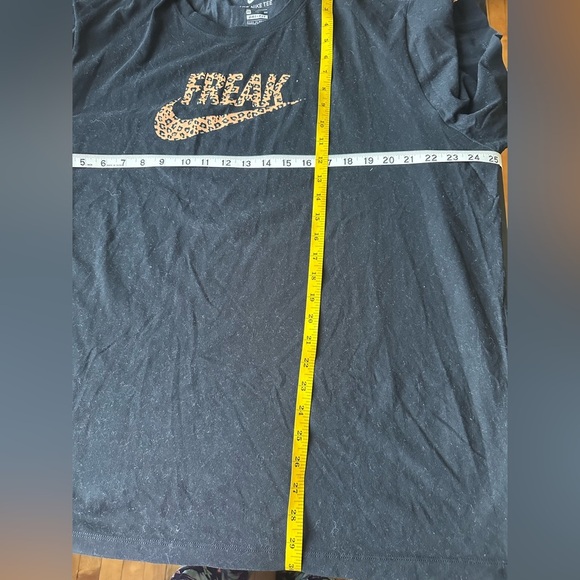 Nike Black and Gold Graphic Men's T-Shirt - Picture 3 of 4